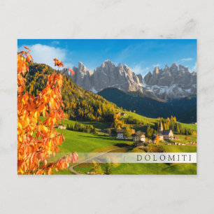 Herbst in der Dolomiten-Landschaft mit Kirche Postkarte
