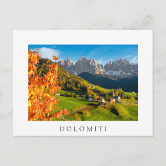 Herbst in der Dolomiten-Landschaft mit Kirche Postkarte