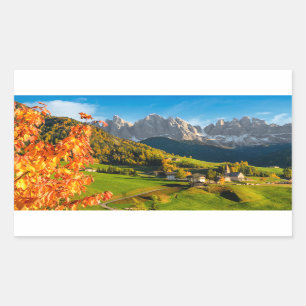 Herbst in der Dolomiten-Landschaft mit Kirche Rechteckiger Aufkleber