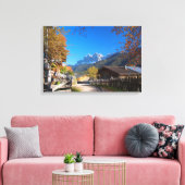 Herbst in einem Dorf in den Dolomiten in Italien Leinwanddruck (Insitu (Wohnzimmer))