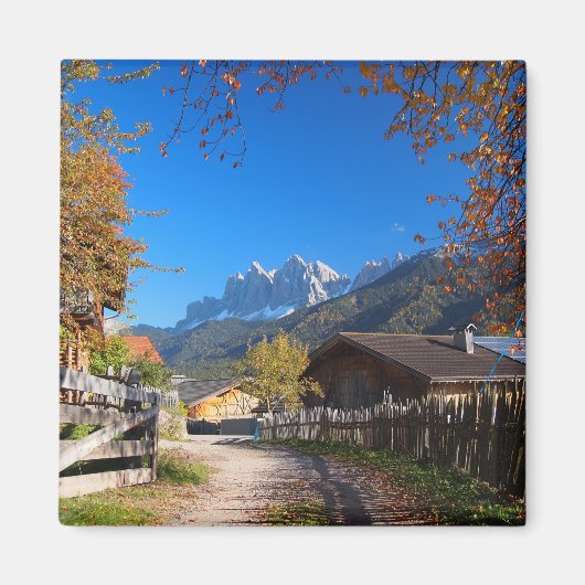Herbst in einem Dorf in den Dolomiten in Italien Magnet (Vorne)