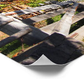 Herbst in einem Dorf in den Dolomiten in Italien Poster (Ecke)