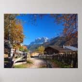 Herbst in einem Dorf in den Dolomiten in Italien Poster (Vorne)