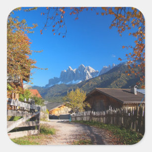 Herbst in einem Dorf in den Dolomiten in Italien Quadratischer Aufkleber