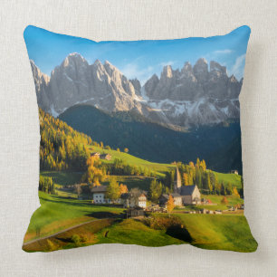 Herbst in einer Dolomitlandschaft mit Kirche Kissen