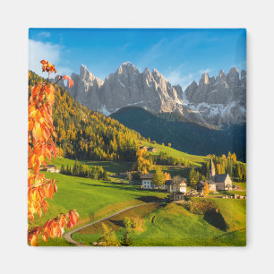 Herbst in einer Dolomitlandschaft mit Kirche Magnet