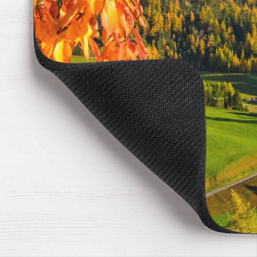 Herbst in einer Dolomitlandschaft mit Kirche Mousepad (Ecke)
