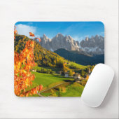 Herbst in einer Dolomitlandschaft mit Kirche Mousepad (Mit Mouse)