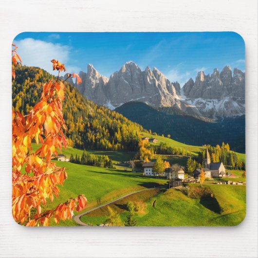 Herbst in einer Dolomitlandschaft mit Kirche Mousepad (Vorne)