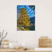 Herbst in Italien mit Baum und Schiff am See Poster (Küche)