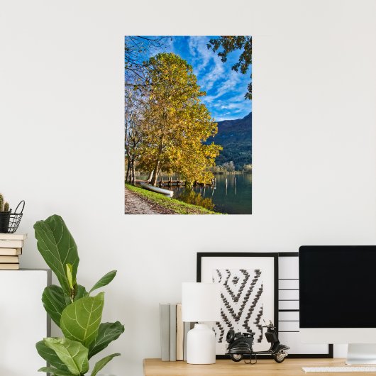 Herbst in Italien mit Baum und Schiff am See Poster (Heimbüro)
