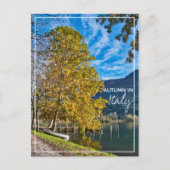 Herbst in Italien mit Baum und Schiff am See Postkarte (Vorderseite)