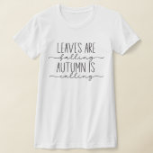 Herbst ist der Ruf Fall Zitat Trendy Minimalistisc T-Shirt (Ablage )
