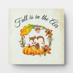 Herbst ist in der Luft Typografie mit Eichhörnchen Fotoplatte