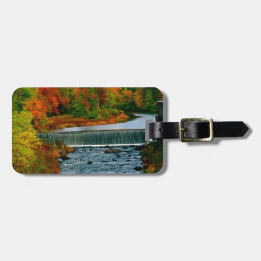 Herbst-landschaftliche Ansicht einer kleinen Gepäckanhänger (Vorderseite horizontal)