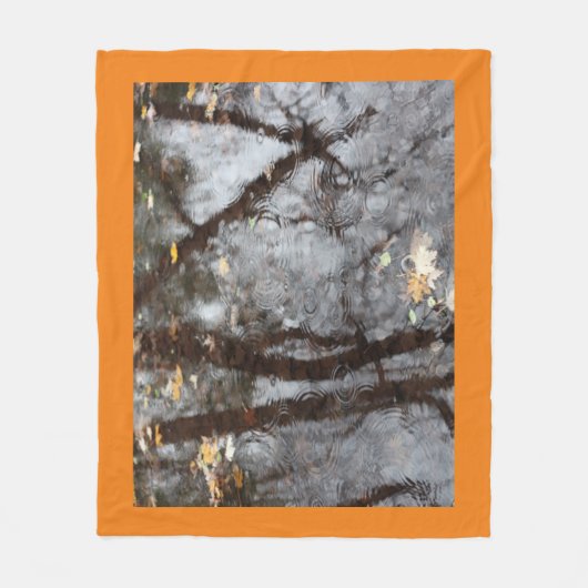 Herbst-Regentropfen im Teich Fleece Blanket (Vorderseite)
