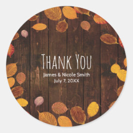 Herbst Rustikales Goldenes Blätter auf Holzhochzei Runder Aufkleber