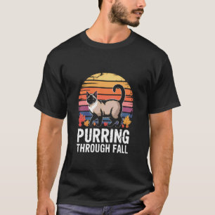 Herbst-Siamesenkatze läuft durch Blätter 1 T-Shirt