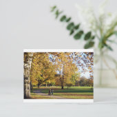 Herbst Spaziergang Postkarte (Stehend Vorderseite)