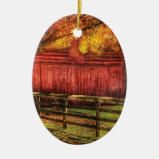 Herbst - Stall - Eine alte rote Scheune Keramikornament