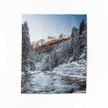 Herbst und Winter Fluss, Wald und Berge