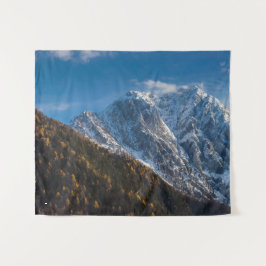 Herbst und Winter in schneebedeckten Bergen Wandteppich