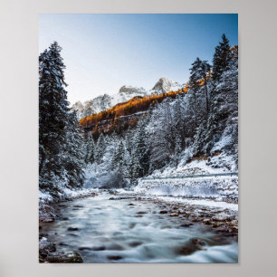 Herbst- und Winterfluss, Wald und Berge Poster