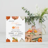 Herbst unser kleiner Kürbis, der einen ersten Gebu Einladung (Stehend Vorderseite)