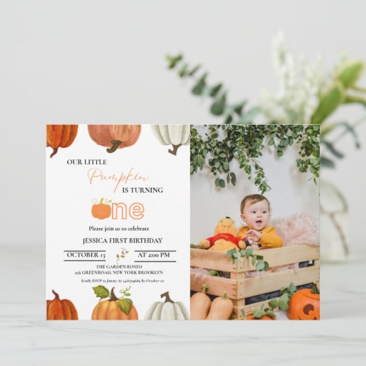 Herbst unser kleiner Kürbis, der einen ersten Gebu Einladung (Stehend Vorderseite)