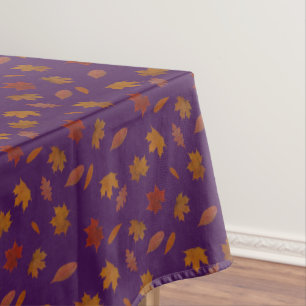 Herbst verlässt photographisch auf lila tischdecke