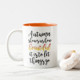Herbst zeigt uns zweifarbige tasse