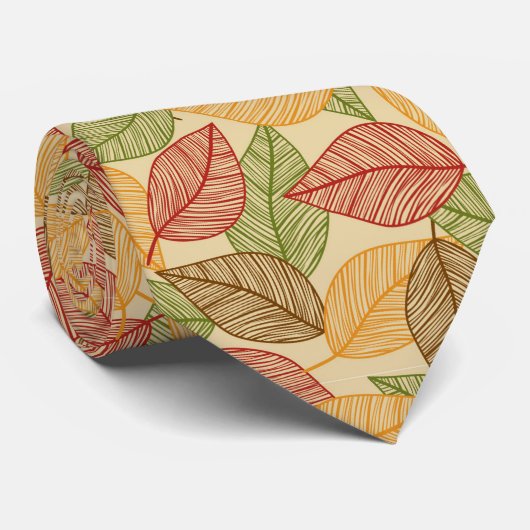 Herbstatmosphäre mit Herbstlaub auf Creme Krawatte (Gerollt)