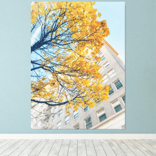 Herbstbaum und Gebäude-Fassade Leinwanddruck (Insitu (Holzboden))