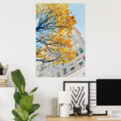 Herbstbaum und hohes Gebäude Poster (Heimbüro)