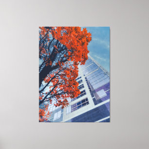 Herbstbaum und modernes Gebäude Leinwanddruck