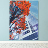 Herbstbaum und modernes Gebäude Leinwanddruck (Insitu (Holzboden))