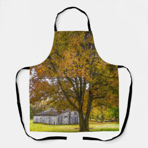 Herbstbaum und Scheune Malerische Schürze