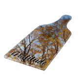 Herbstbäume mit goldenen Blätter und blauem Himmel Schneidebrett (Ecke)