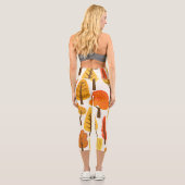 Herbstbäume, nahtloses Muster. Capri Leggings (Rückseite)