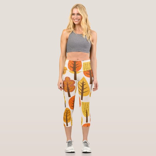 Herbstbäume, nahtloses Muster. Capri Leggings (Vorderseite)