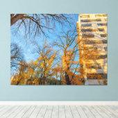 Herbstbäume und Gebäude-Fassade Leinwanddruck (Insitu (Holzboden))
