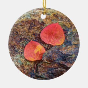 Herbstblatt auf Felsen, Kalifornien Keramik Ornament