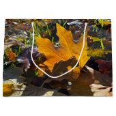 Herbstblatt in der Sonne Große Geschenktüte (Vorderseite)