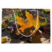 Herbstblatt in der Sonne Große Geschenktüte (Rückseite)