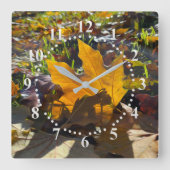 Herbstblatt in der Sonne Quadratische Wanduhr (Vorderseite)