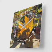 Herbstblatt in der Sonne Quadratische Wanduhr (Winkel)
