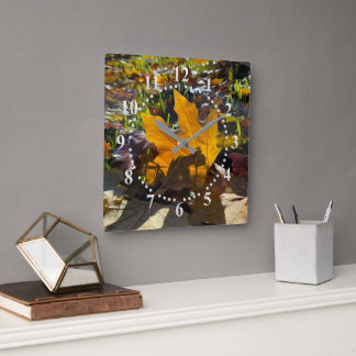 Herbstblatt in der Sonne Quadratische Wanduhr