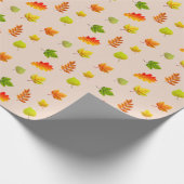 Herbstblätter auf Beige Geschenkpapier (Ecke)