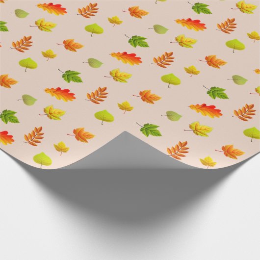 Herbstblätter auf Beige Geschenkpapier (Ecke)