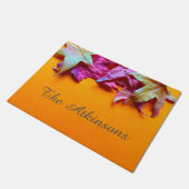 Herbstblätter auf orangefarbenem Hintergrund Fußmatte (Schrägansicht)